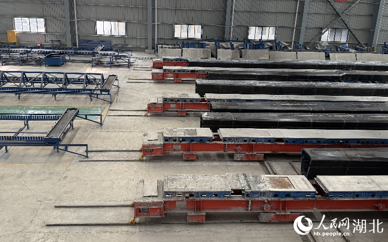 鄂州花湖機(jī)場(chǎng)高速公路二期工程智慧梁場(chǎng)的無線移動(dòng)臺(tái)車。人民網(wǎng)記者 周恬攝